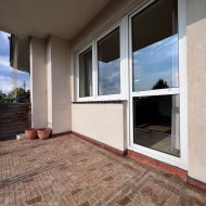 2 pokoje, duży balkon.