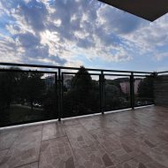 2 pokoje, duży balkon.