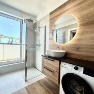 Nowa kawalerka z dużym balkonem / winda