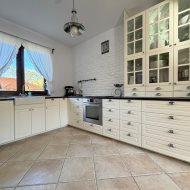 Pompa ciepła||obok lasu||płaska działka