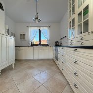 Pompa ciepła||obok lasu||płaska działka