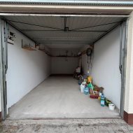 Murowany garaż, teren ogrodzony z bramą wjazdową 