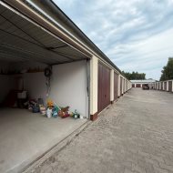 Murowany garaż, teren ogrodzony z bramą wjazdową 