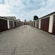 Murowany garaż, teren ogrodzony z bramą wjazdową 