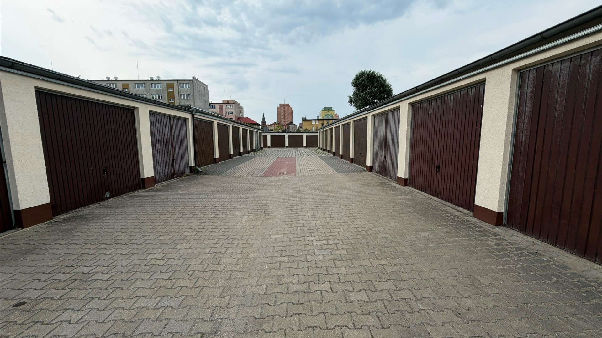 Murowany garaż, teren ogrodzony z bramą wjazdową 