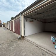 Murowany garaż, teren ogrodzony z bramą wjazdową 