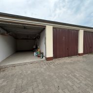 Murowany garaż, teren ogrodzony z bramą wjazdową 